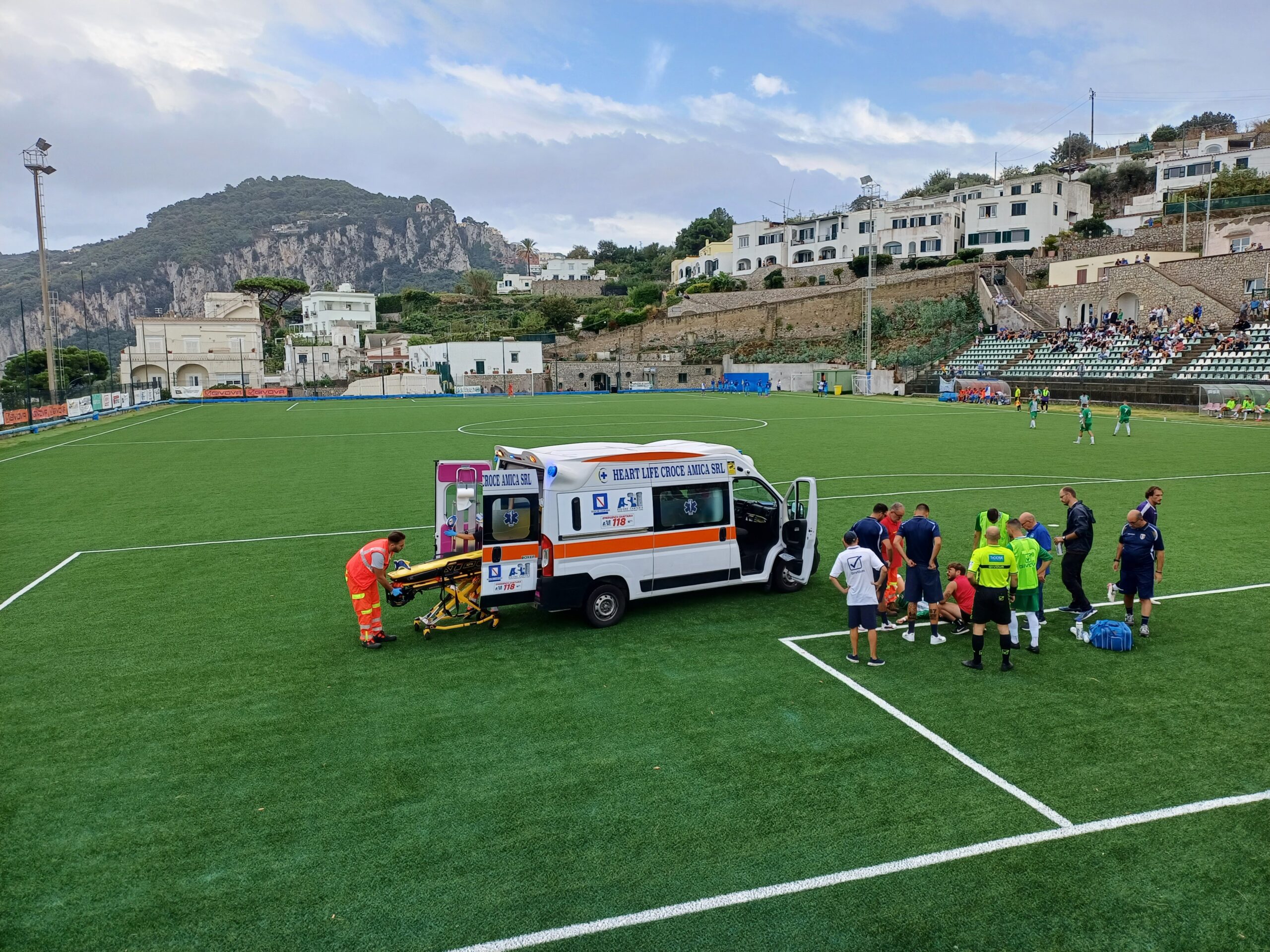 Eccellenza, ambulanza al San Costanzo per soccorrere un calciatore della Mariglianese