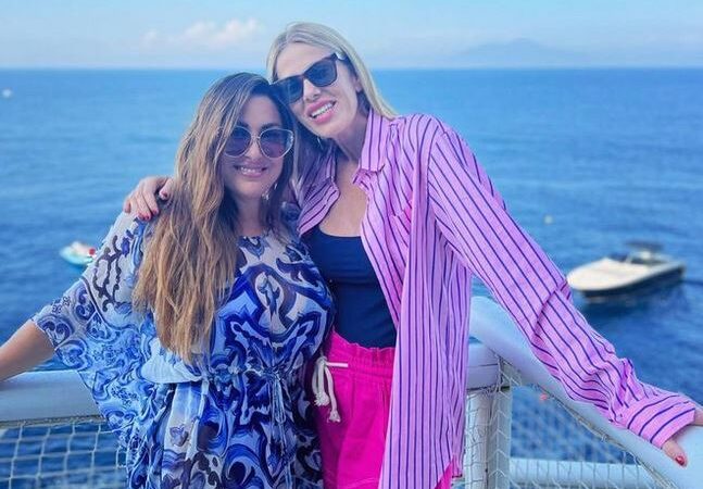 Alessia Marcuzzi e le vacanze settembrine a Capri, al suo fianco l’amica Marcella Caiazzo