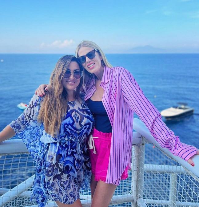 Alessia Marcuzzi e le vacanze settembrine a Capri, al suo fianco l’amica Marcella Caiazzo