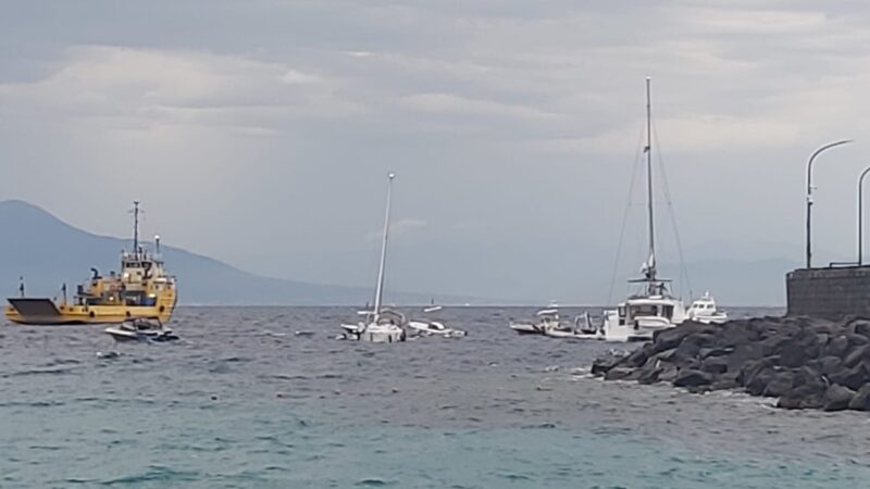 Catamarano in difficoltà all’esterno del porto di Capri (video e foto)