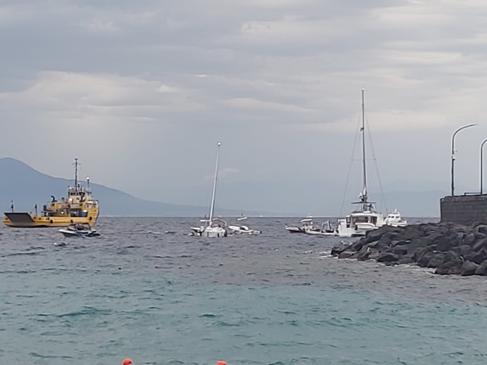 Catamarano in difficoltà all’esterno del porto di Capri (video e foto)