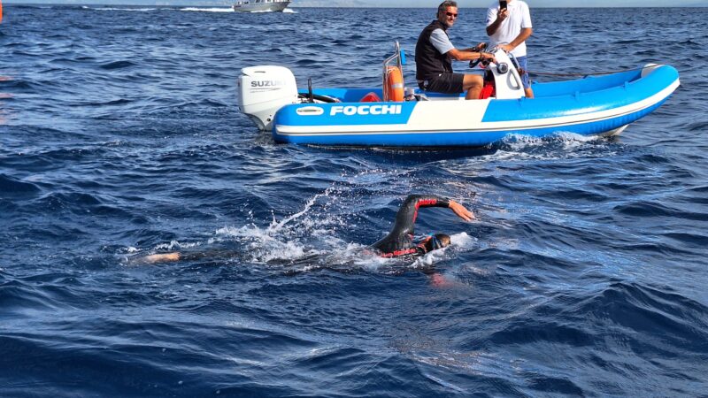 Giro dell’isola di Capri a nuoto con una sola gamba: la sfida di Salvatore per i diritti delle persone con disabilità (foto e video)