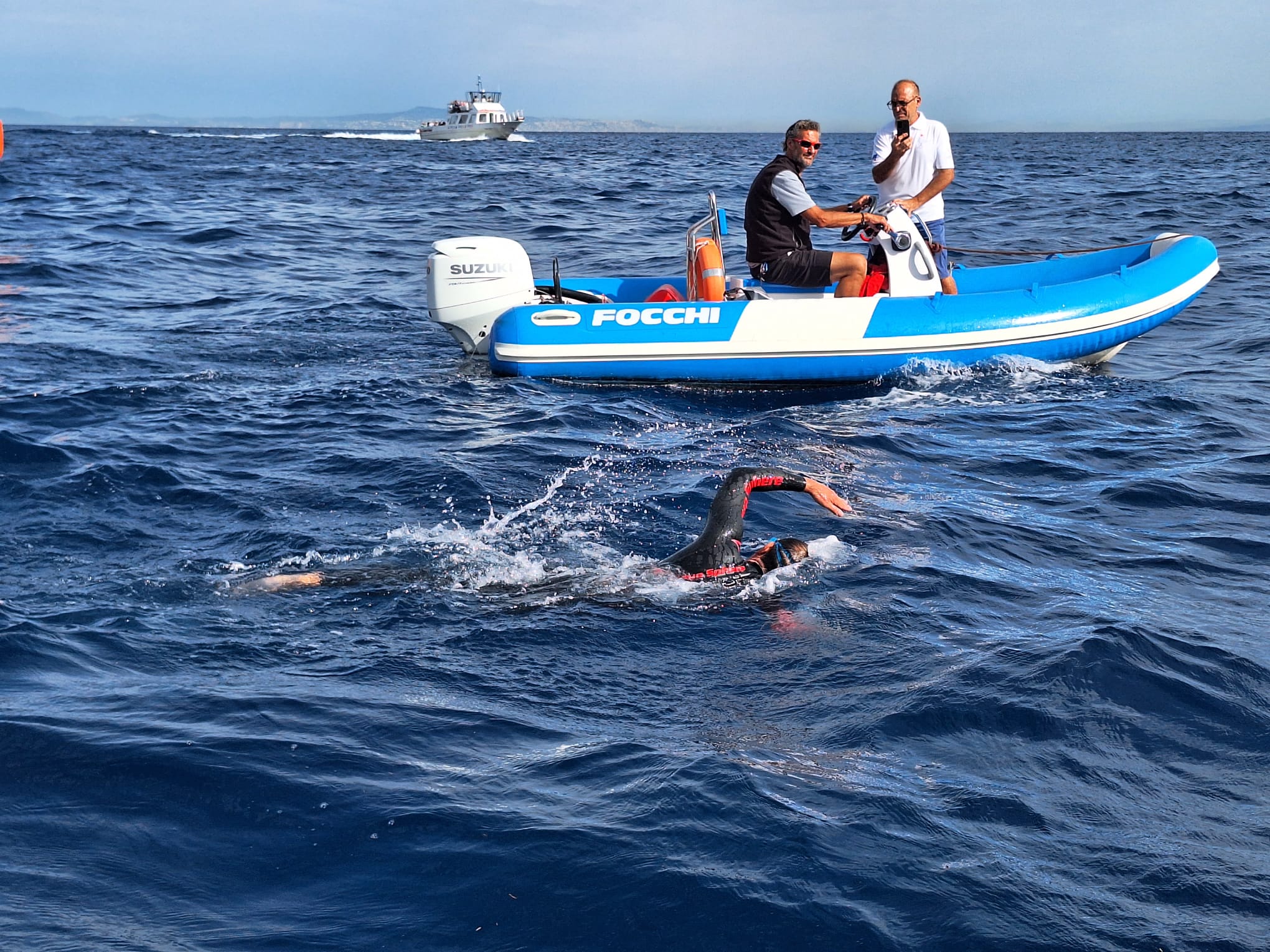 Giro dell’isola di Capri a nuoto con una sola gamba: la sfida di Salvatore per i diritti delle persone con disabilità (foto e video)