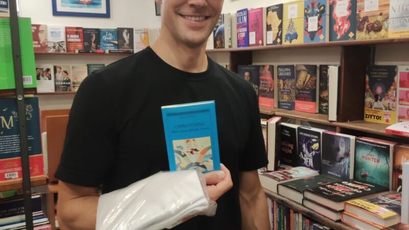 Roberto Bolle a Capri, la foto con il libro “Capritudine”