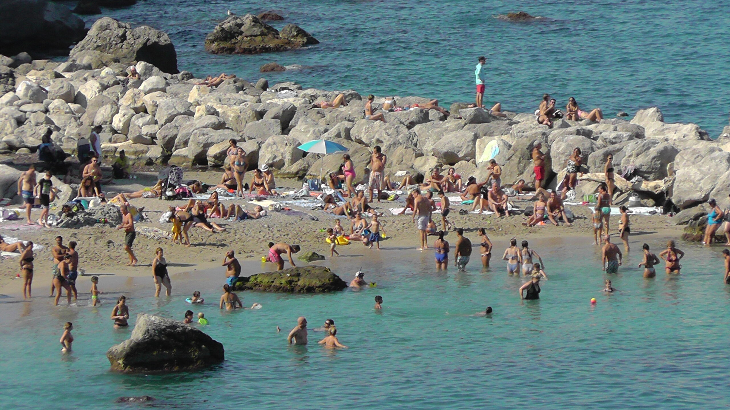 Autunno estivo a Capri: spiagge invase dai bagnanti e strade affollate (foto e video)