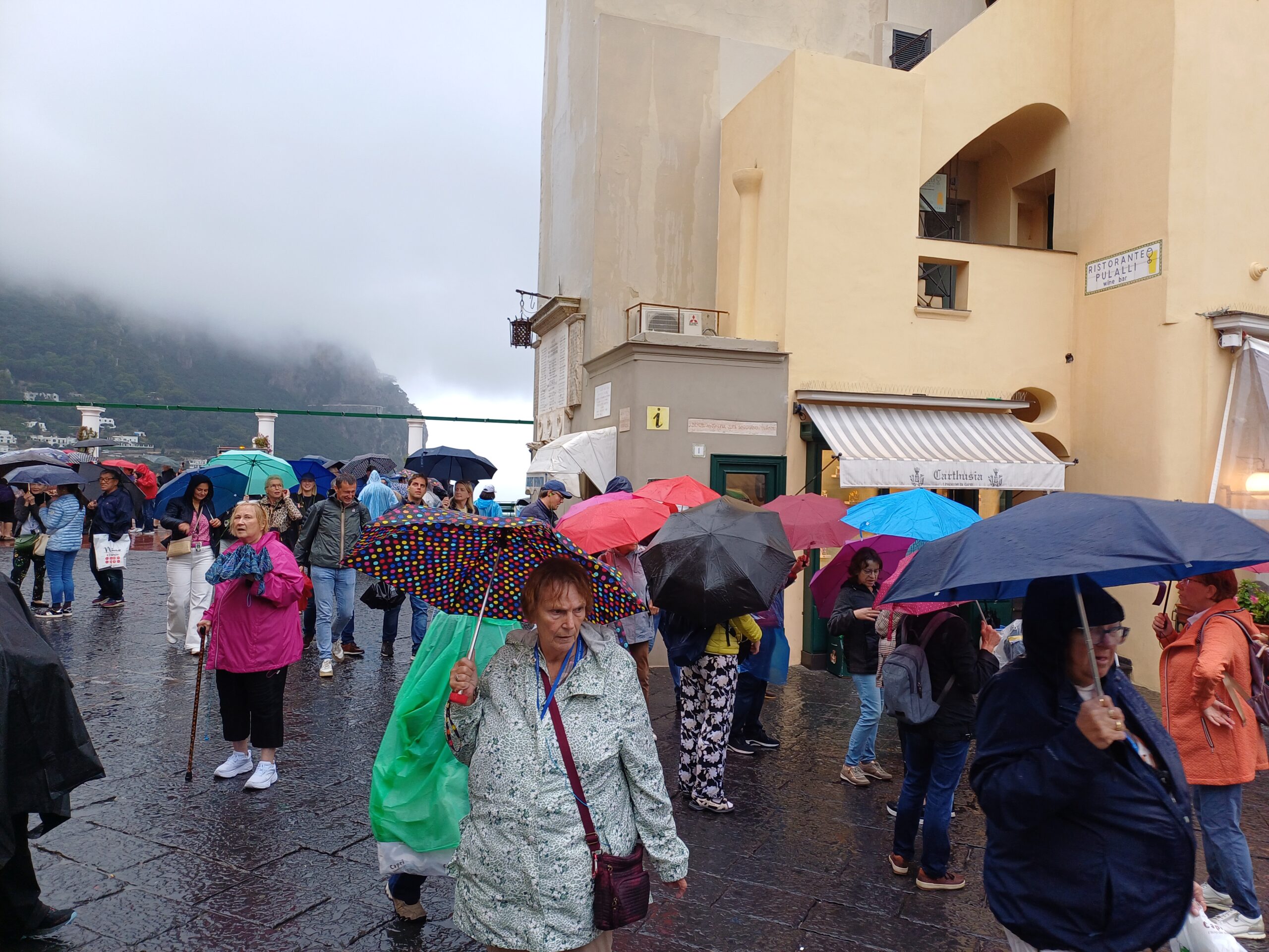 La pioggia autunnale non ferma i turisti: tanti gruppi a Capri nonostante il maltempo