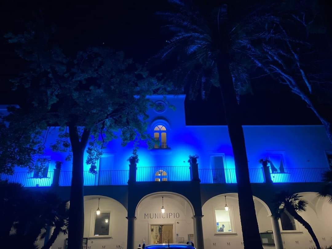 Giornata della dislessia, ad Anacapri il Municipio e le scuole si illuminano di blu
