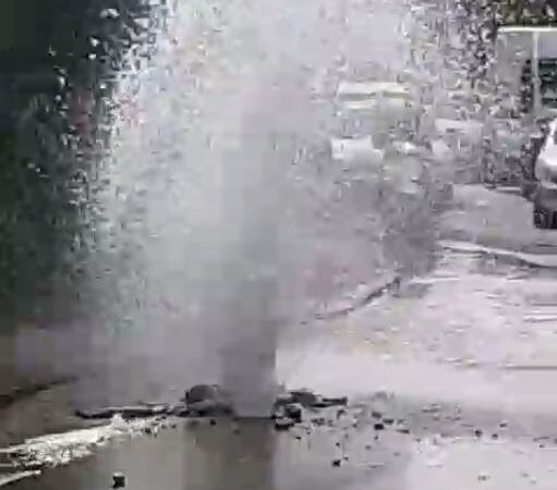 Esplode conduttura dell’acqua ad Anacapri in viale De Tommaso. Foto e video