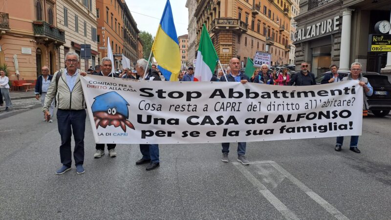 “Stop abbattimenti”: il comitato per il diritto alla casa dell’isola di Capri sfila nelle strade della Capitale (foto e video)