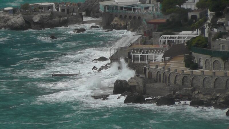 Maltempo: collegamenti a singhiozzo, mareggiata a Capri (video)