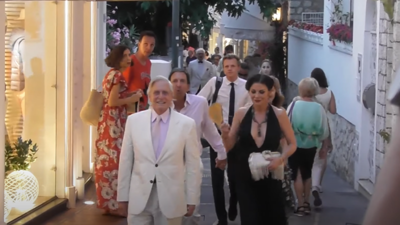 Video story: l’eleganza di Michael Douglas e Catherine Zeta-Jones a passeggio nelle strade di Capri (2019)