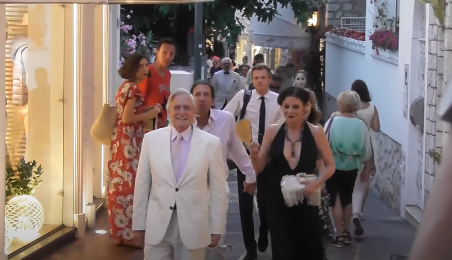 Video story: l’eleganza di Michael Douglas e Catherine Zeta-Jones a passeggio nelle strade di Capri (2019)