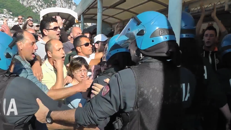 Video story: quando l’isola di Capri protestò contro le compagnie marittime bloccando il porto (2012)