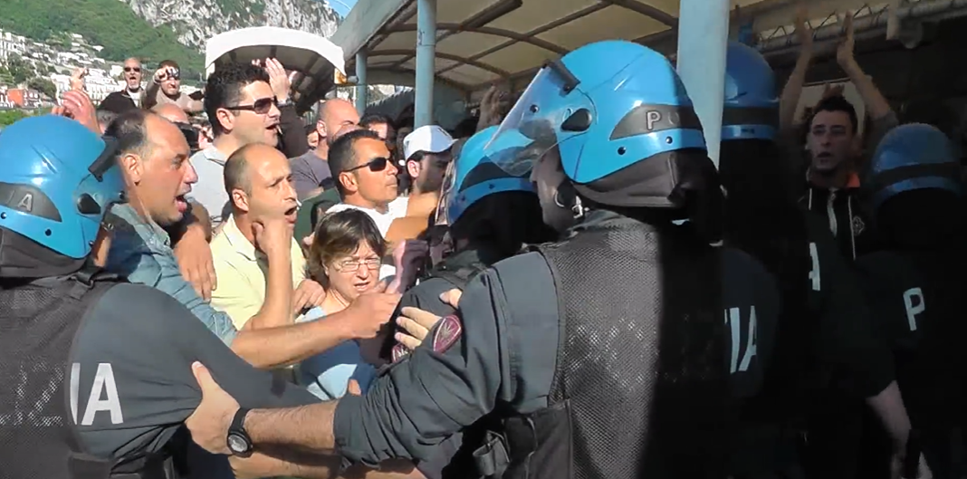 Video story: quando l’isola di Capri protestò contro le compagnie marittime bloccando il porto (2012)