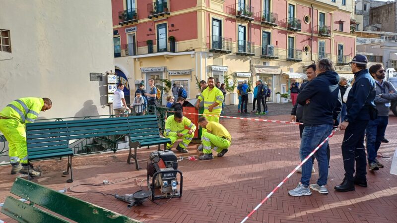 Trenta nuove panchine a Capri, arrivano anche cinque “inclusive” per i diversamente abili (photogallery)