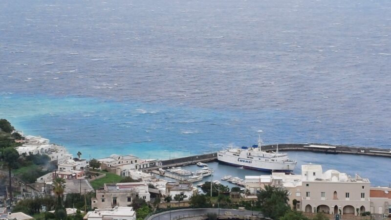 Collegamenti marittimi con Capri: ecco tutti gli orari invernali di Caremar e Gescab