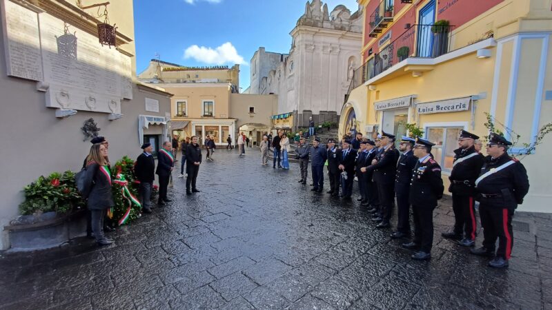 4 novembre, la deposizione della corona d’alloro al Monumento ai Caduti a Capri (photogallery)