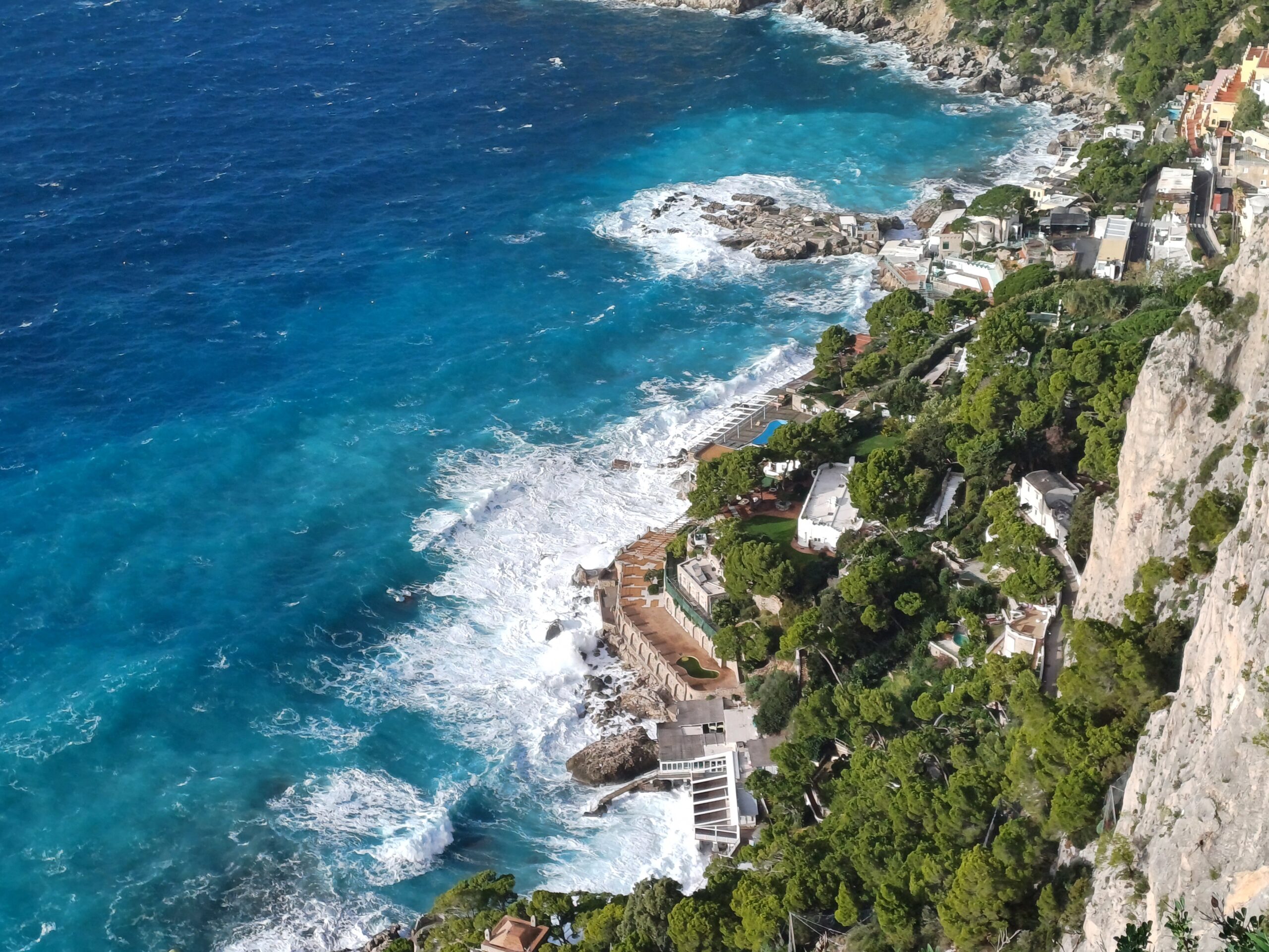 Mare agitato e vento forte a Capri (foto e video da Punta Cannone)