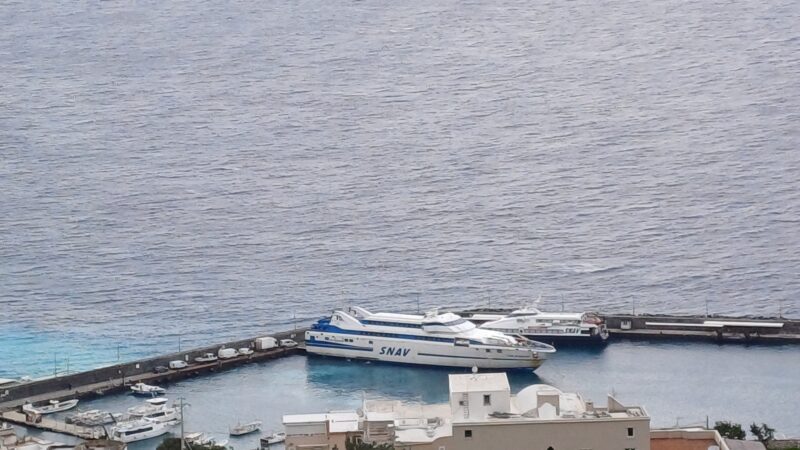 Nave parte in anticipo da Sorrento e lascia numerosi studenti capresi a terra