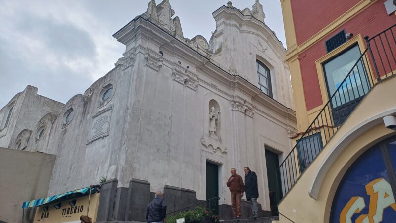 Emergenza abitativa e sfratti, lo scontro continua: l’Unione Nazionale Consumatori replica al parroco di Capri