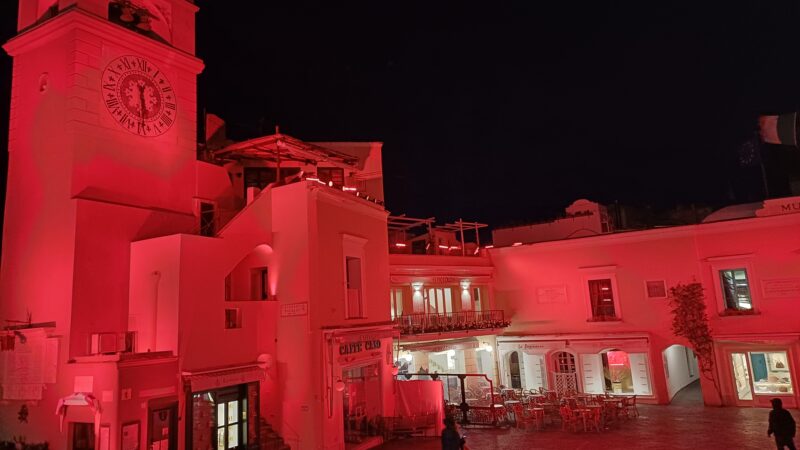 La Piazzetta di Capri totalmente in rosso (photogallery)