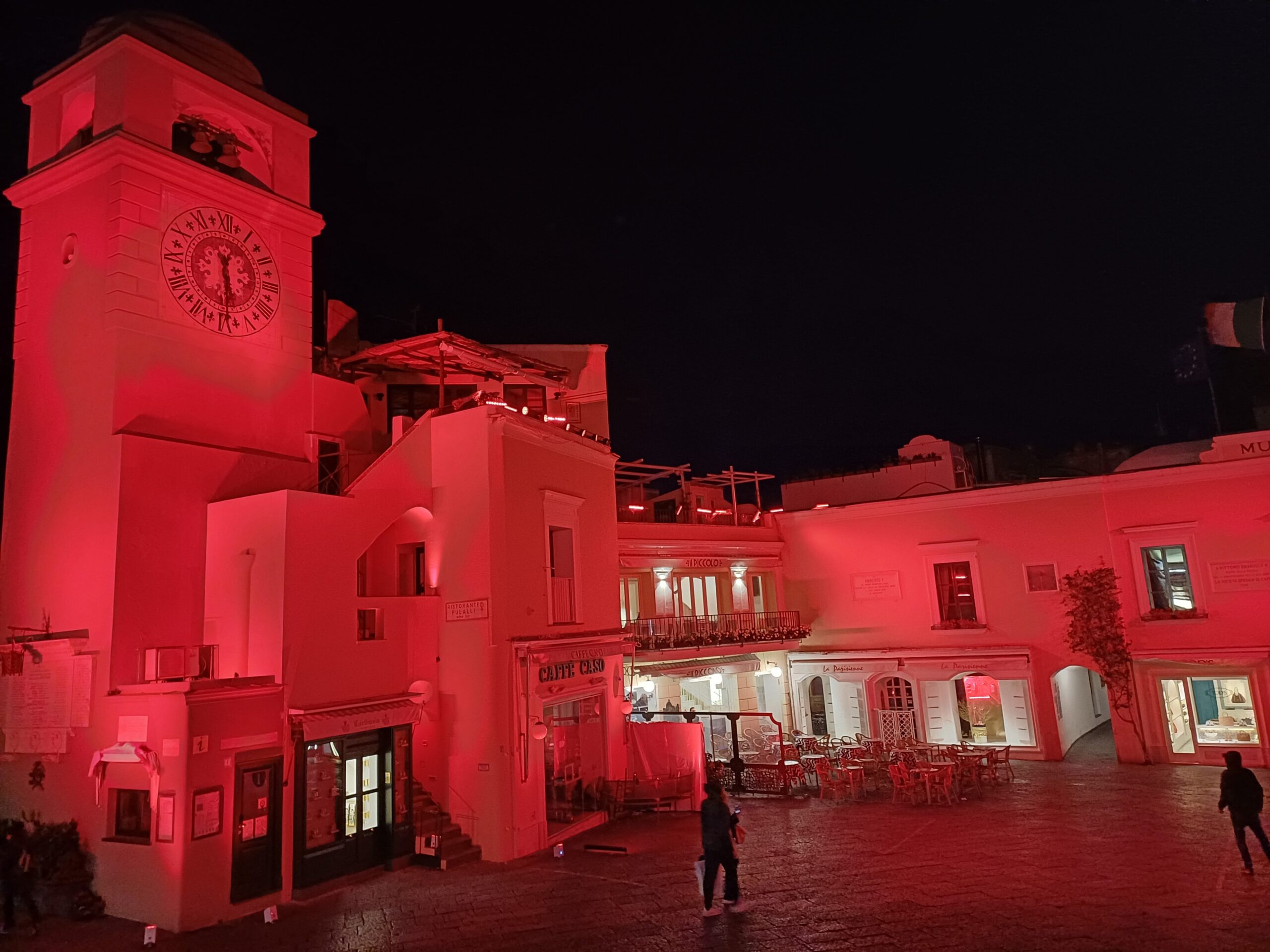La Piazzetta di Capri totalmente in rosso (photogallery)