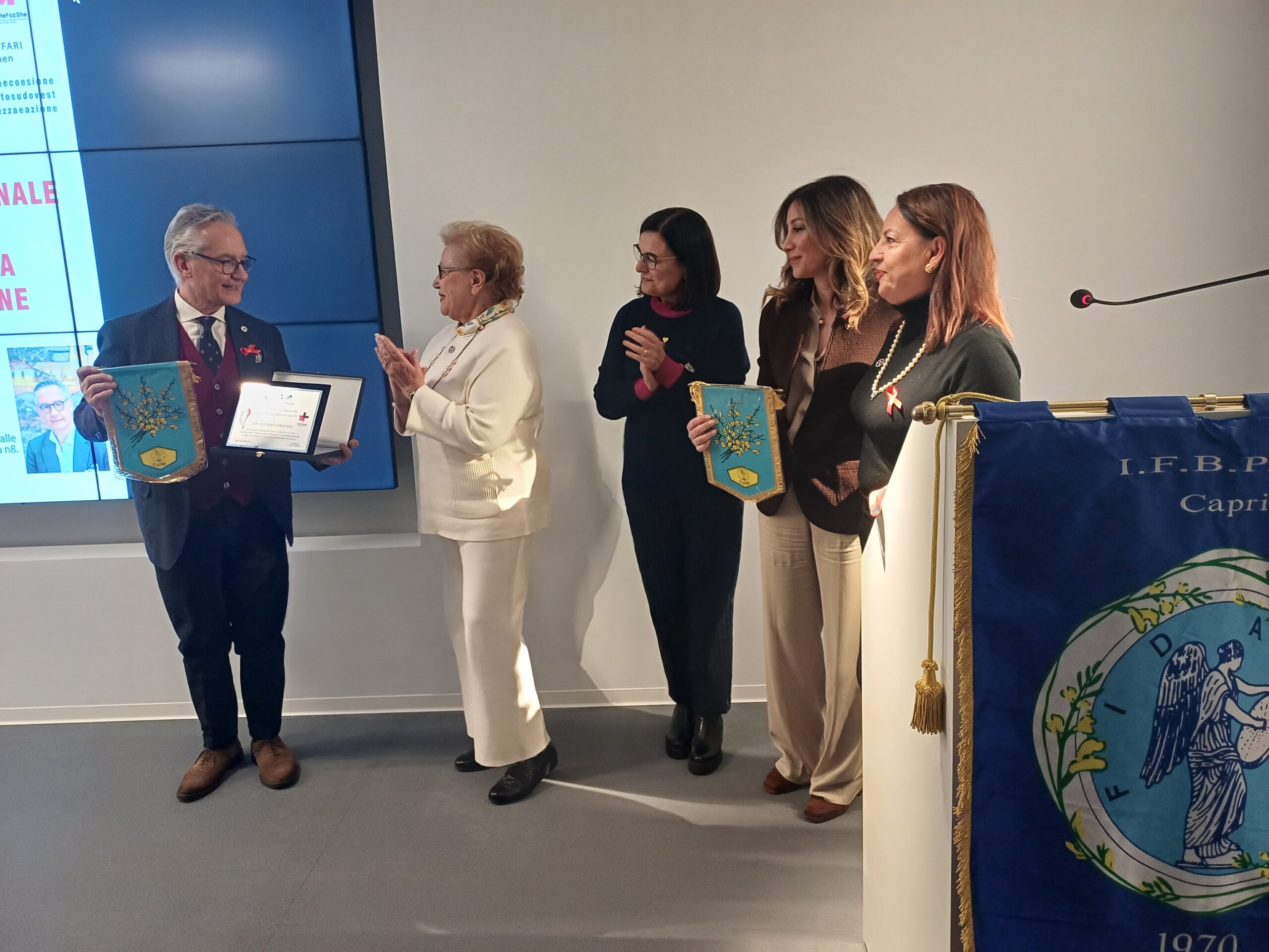 Al generale Garofano consegnato il “Premio He for She” dalla Fidapa durante un partecipato evento a Capri sulle violenze di genere. Foto e video