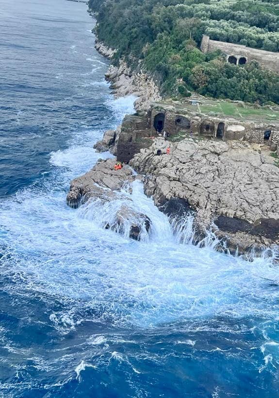 Pescatore travolto dal mare in tempesta a Sorrento, soccorsi giunti anche da Capri. Il racconto e le immagini dall’elicottero