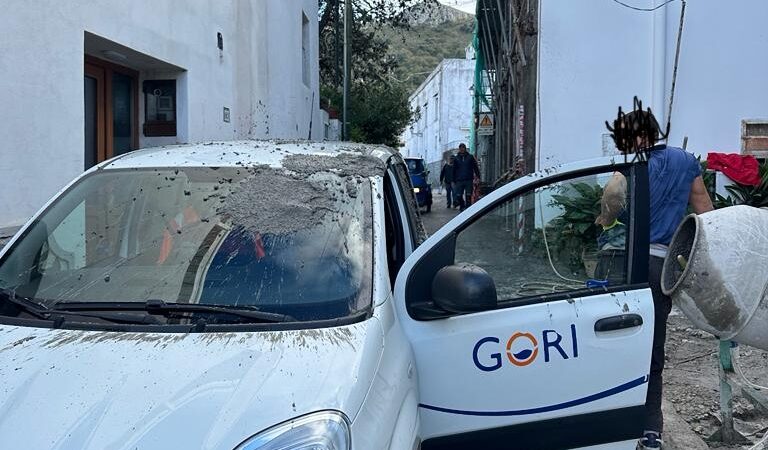 Vola secchio di calcestruzzo e investe in pieno un’auto della Gori: incidente ad Anacapri (photogallery)