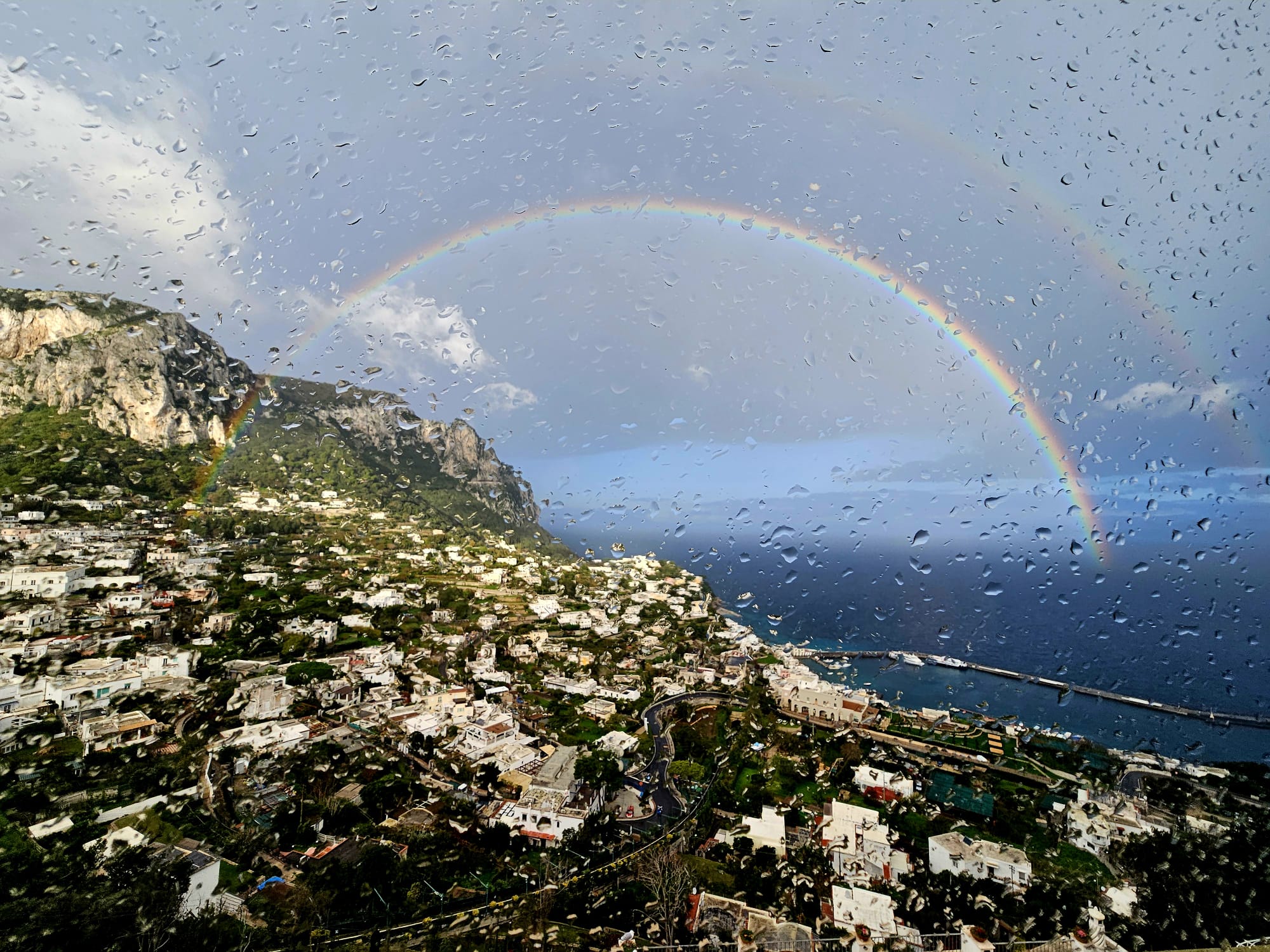 Le foto del grande arcobaleno formatosi a Capri