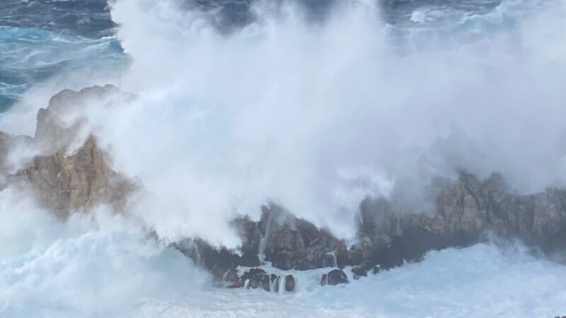 Violenta (e spettacolare) mareggiata: le foto dal Faro di Punta Carena