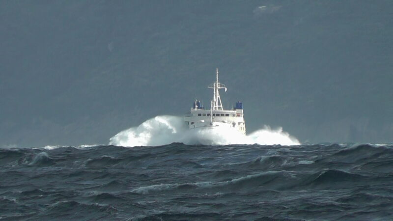 Forte mareggiata a Capri, traversata da brividi per il traghetto Caremar (foto e video)