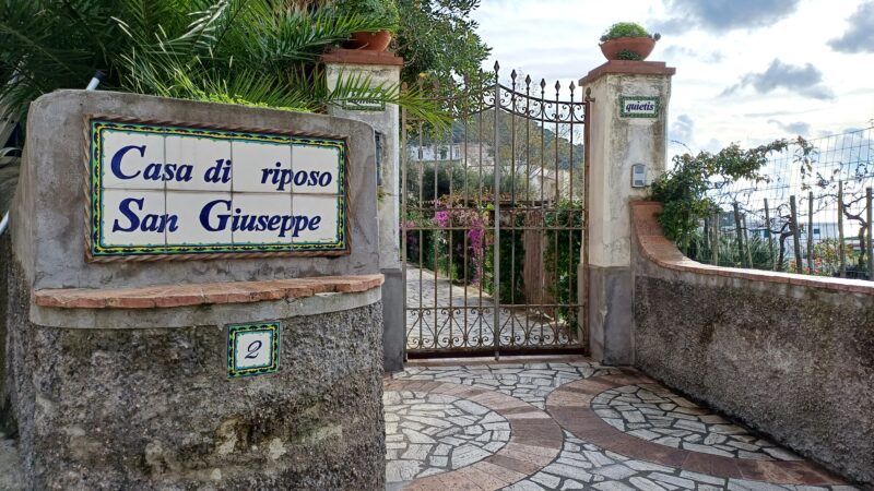 Dipendente della casa di riposo di Capri licenziata dopo 28 anni di lavoro: lettera aperta alla comunità