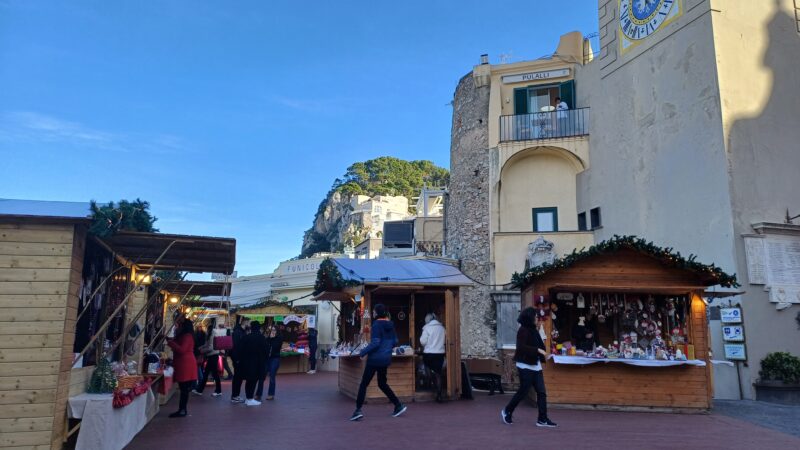 Il tradizionale appuntamento con i mercatini di Natale sulla terrazza della funicolare