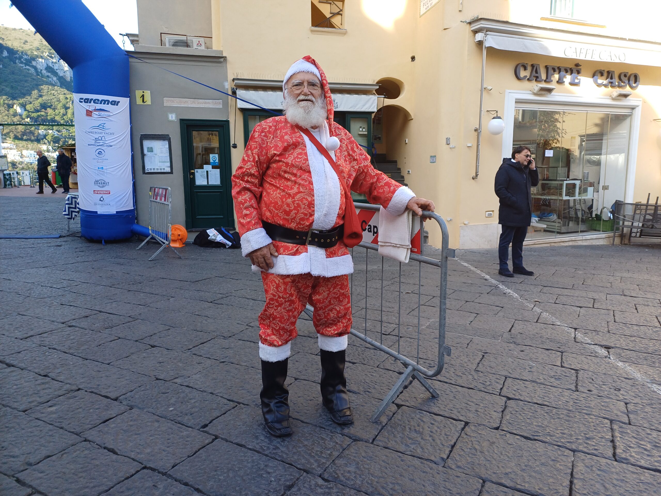 Nella Piazzetta di Capri l’arrivo di Babbo Natale