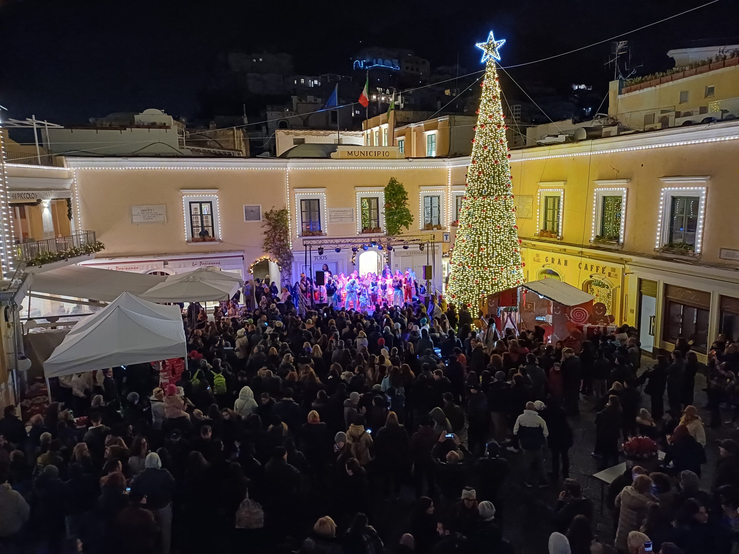 Accensione delle luminarie di Natale ed esibizione della “Bella Capri” (foto e video)