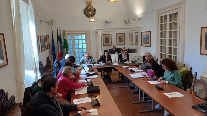 Convocato il Consiglio Comunale di Capri: rifiuti, trasporto sociale, tassa carrelli e facchinaggio al centro della seduta