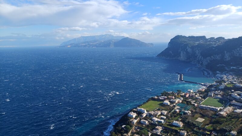 Capri sferzata da forti raffiche di vento freddo, collegamenti a singhiozzo, interventi dei vigili del fuoco (photogallery)