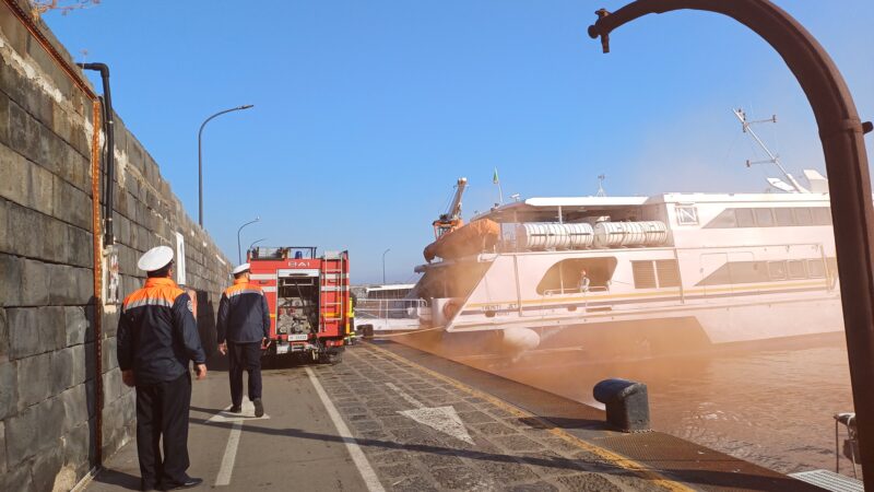 Esercitazione antincendio nel porto di Capri (photogallery)