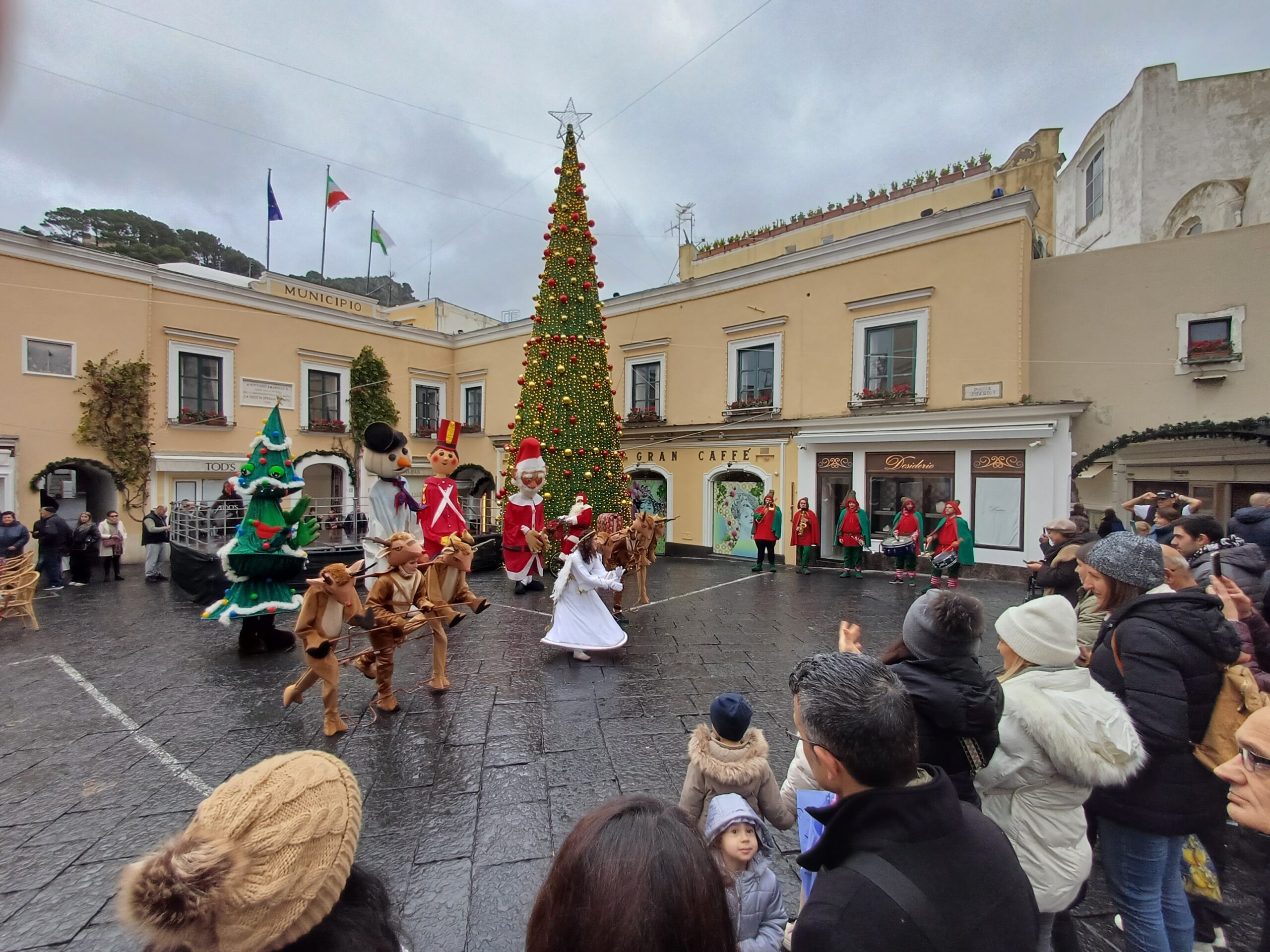 Parata di Babbo Natale tra musica e danze nelle strade di Capri (foto e video)