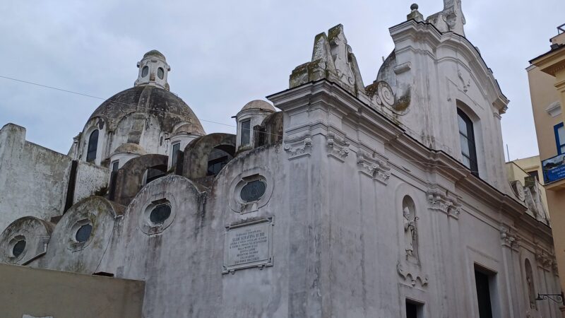 La lettera: “Inaccettabili e ingiustificabili le condizioni dell’edificio dell’ex cattedrale di Capri”