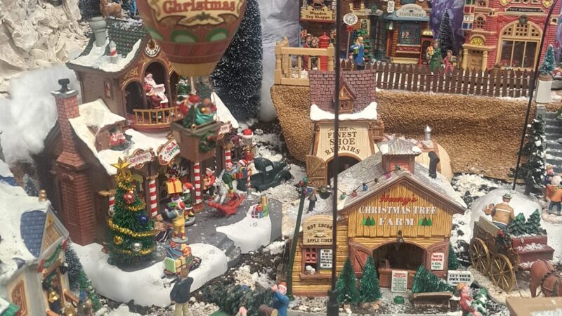 Si inaugura il villaggio di Babbo Natale in miniatura ad Anacapri