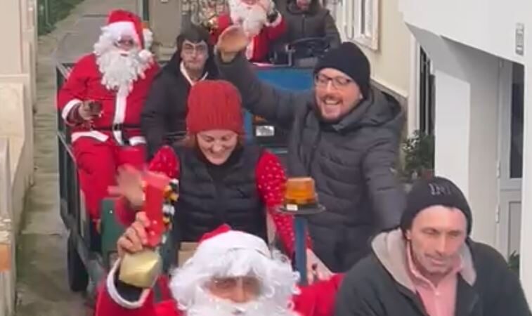 La tradizionale carovana di Babbo Natale fa visita ai nonnini della contrada di Tiberio (video)