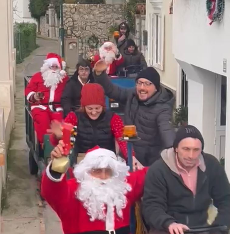 La tradizionale carovana di Babbo Natale fa visita ai nonnini della contrada di Tiberio (video)