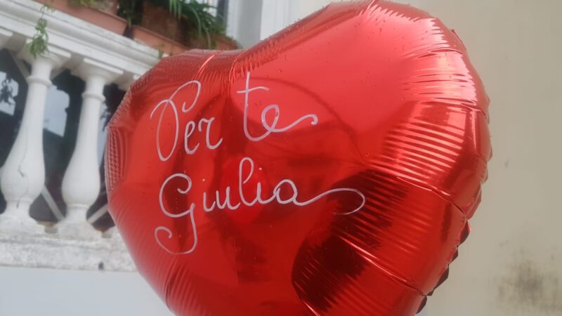 “Per te Giulia”: palloncini rossi ad Anacapri