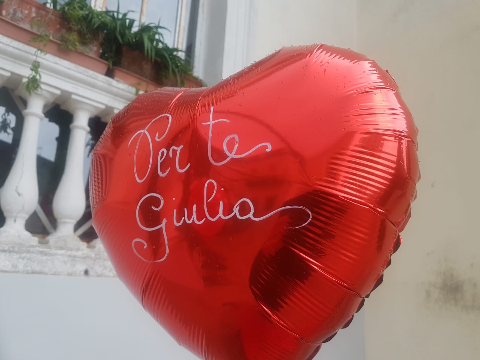 “Per te Giulia”: palloncini rossi ad Anacapri