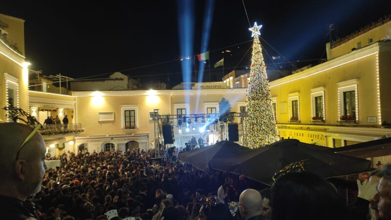 Intoppi tecnici e polemiche per il Capodanno a Capri, gli Utopia costretti a saltare l’esibizione