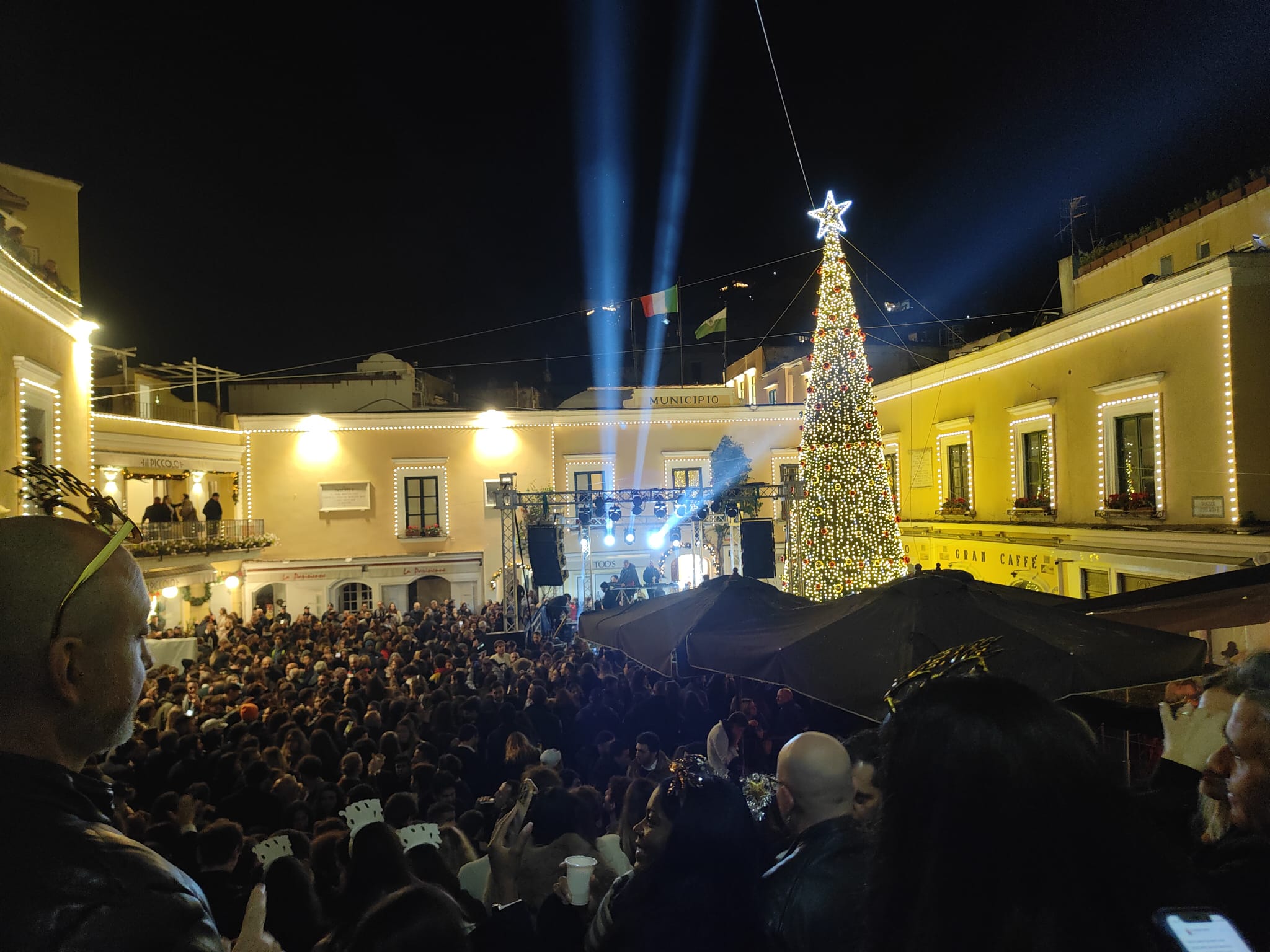 Intoppi tecnici e polemiche per il Capodanno a Capri, gli Utopia costretti a saltare l’esibizione