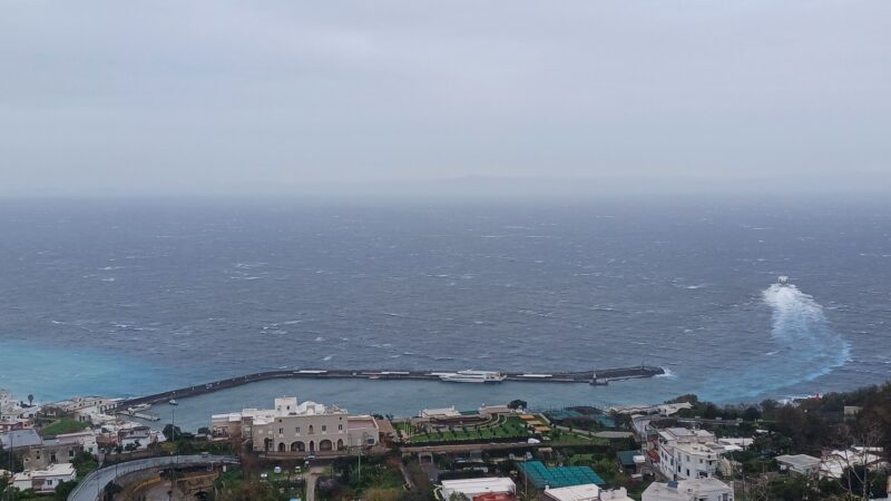 Maltempo: sabato freddo e ventilato, disagi nei collegamenti per Capri