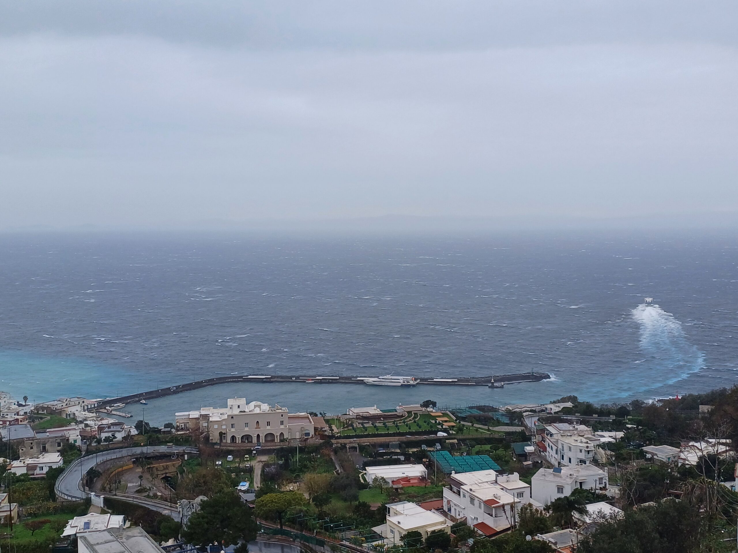 Maltempo: sabato freddo e ventilato, disagi nei collegamenti per Capri